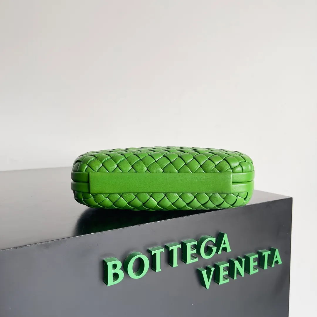 Batch 1860 BV Knot | The classic return of the evening bag. Original leather ➕ Stainless steel hardware ➕ 24k real gold plating ➕ Fully handmade. Those who know the history of our brand should have heard that the knot is a story of Bottega Veneta, and it is also one of the more important design elements. Matthieu Blazy's work this season sublimates Knot's classics, with a new knot design and a woven shoulder strap, plus Fouland Intreccio's weaving technology, adding some fashion to the retro and nostalgic feel of the past. Style number: 717622 Size: 20.5*6*12.5